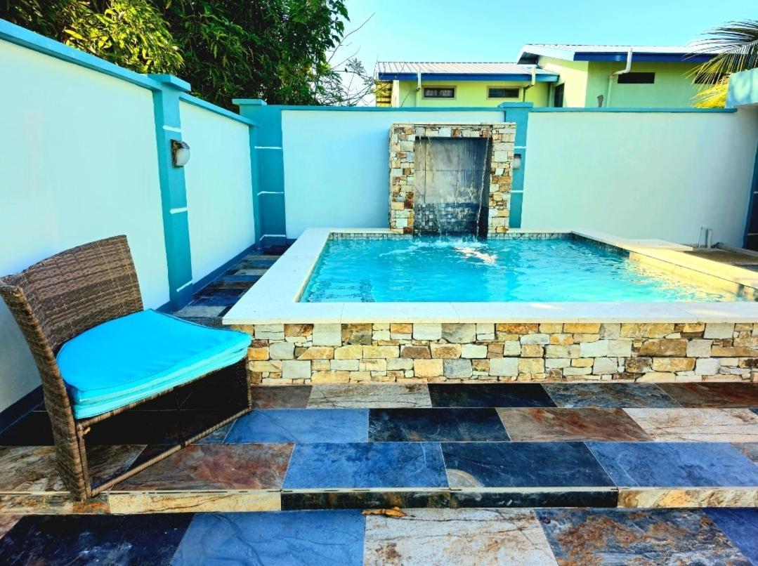 Travelholics Getaways Villa Piarco Bilik gambar